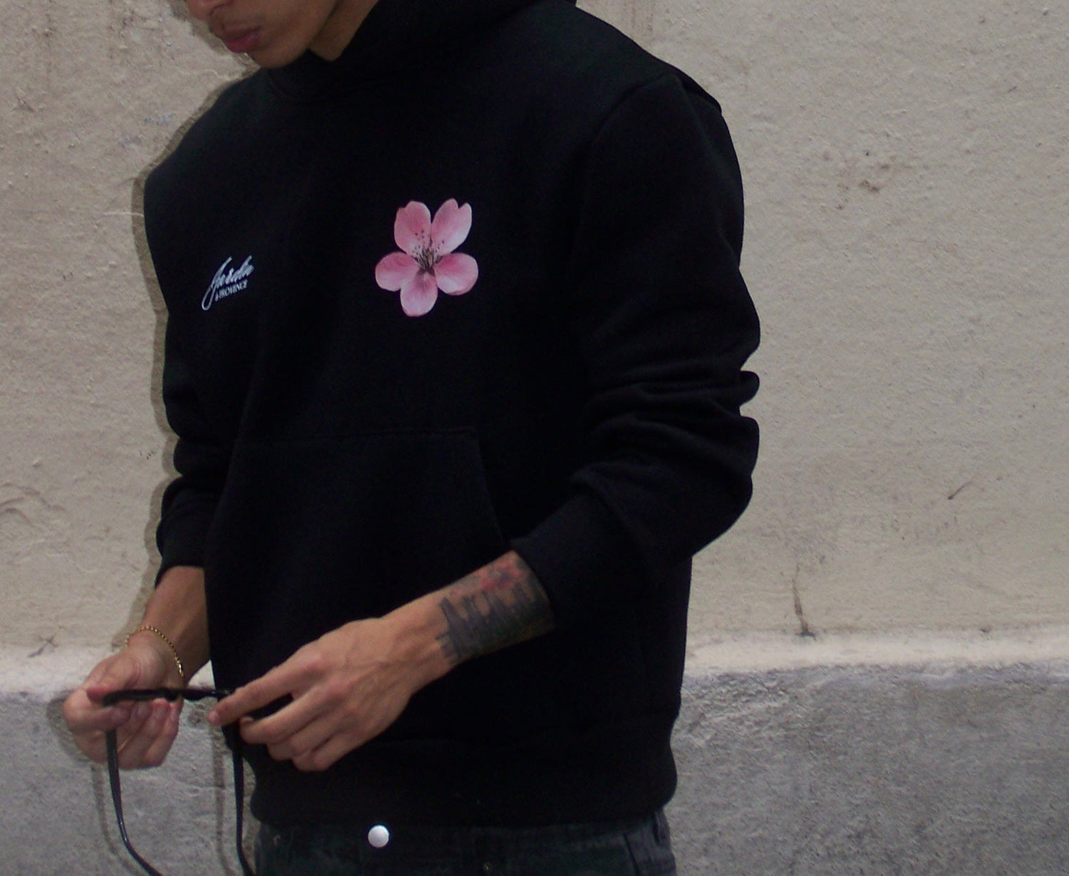 pull noir à capuche imprimé motif floral