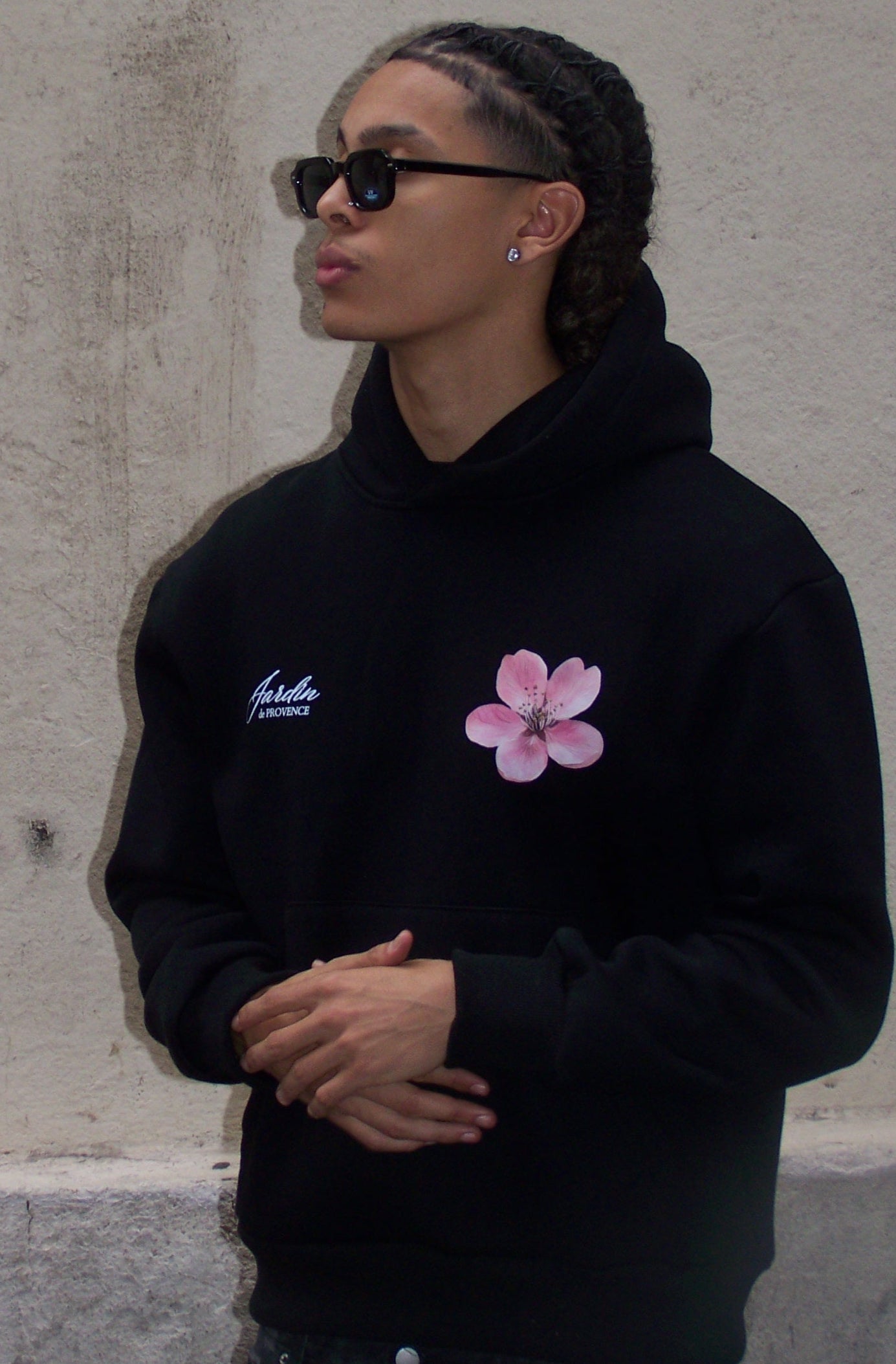 pull noir à capuche imprimé motif floral
