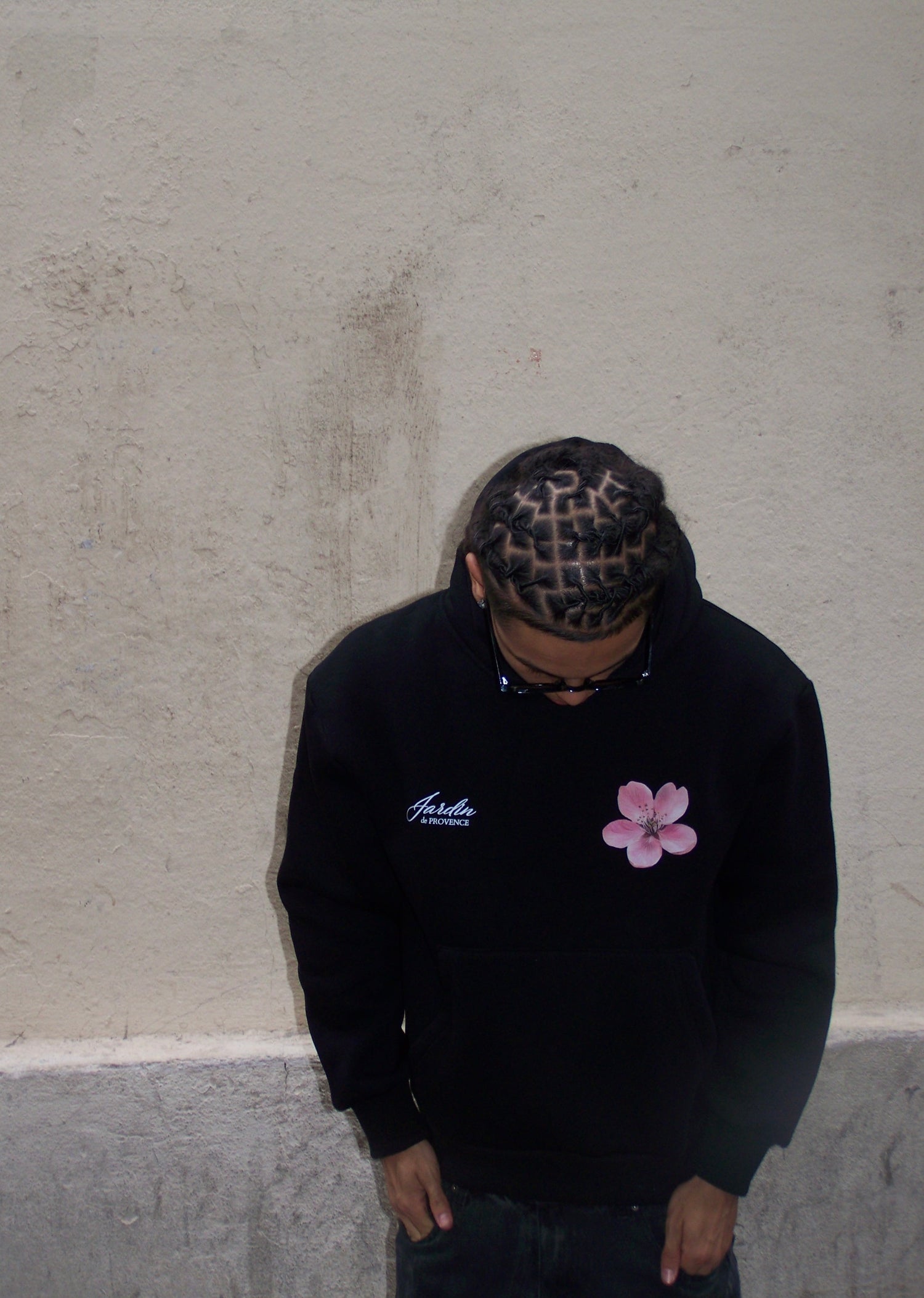 pull noir à capuche imprimé motif floral