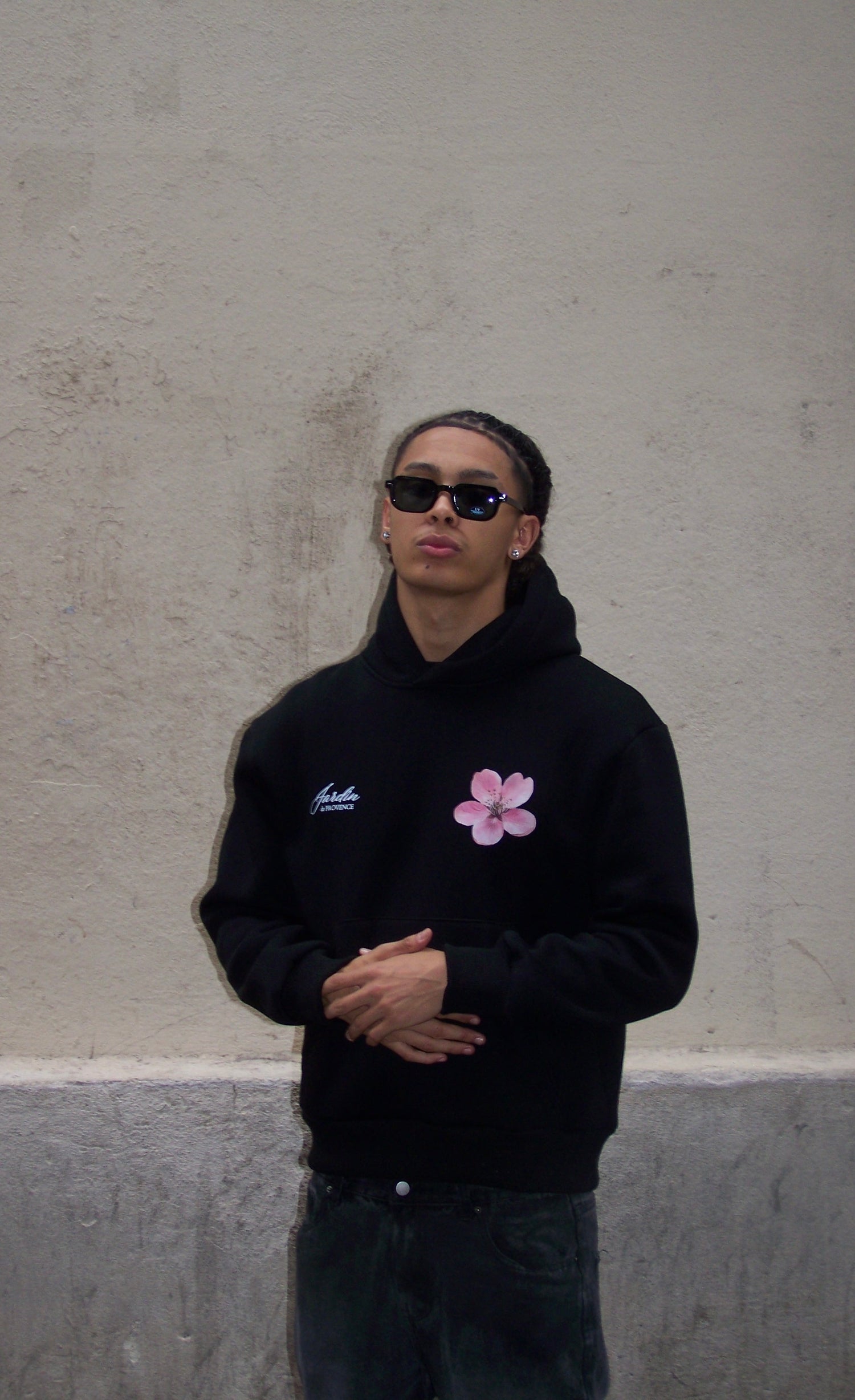 pull noir à capuche imprimé motif floral