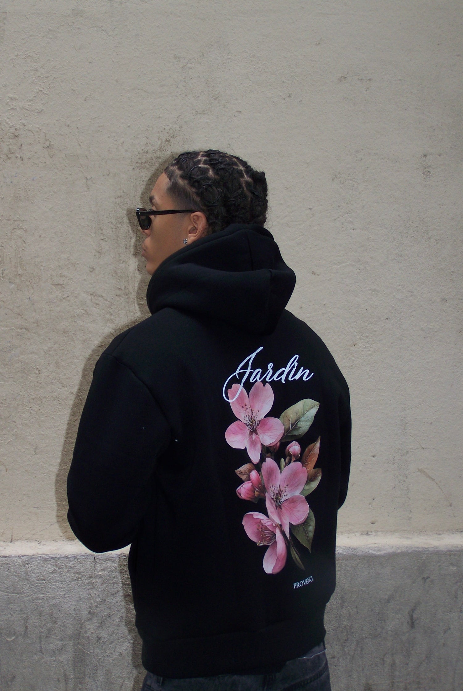pull noir à capuche imprimé motif floral