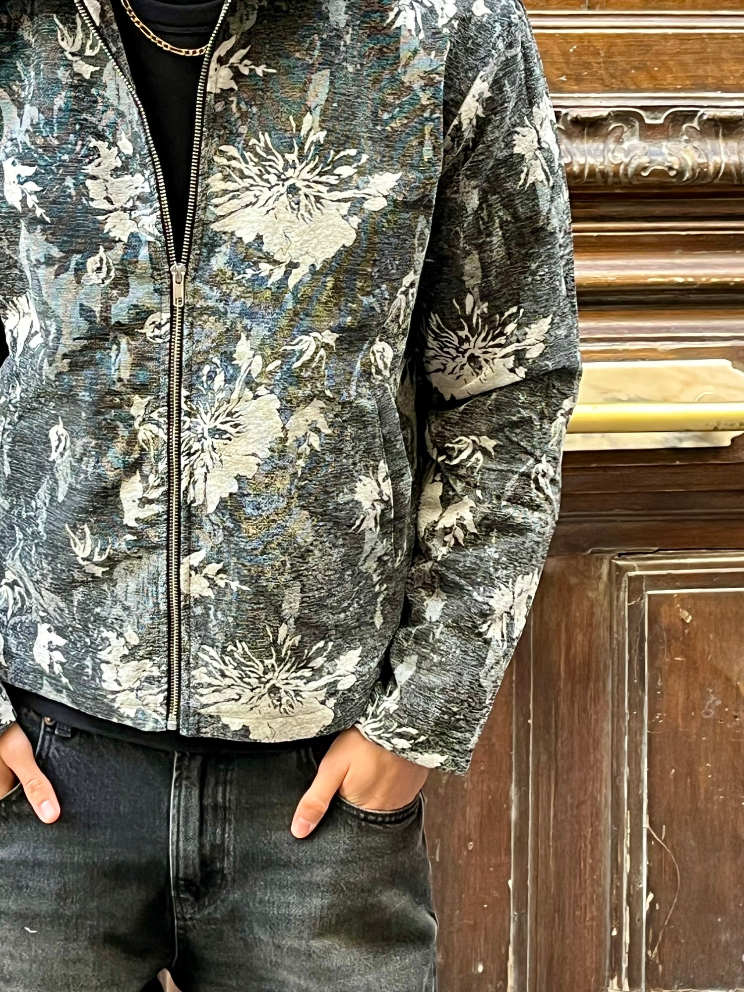 veste grise à zip motif fleurie 